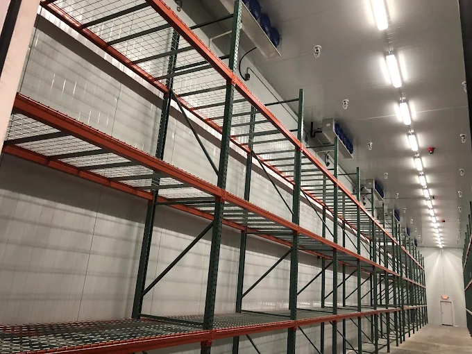 Refrigerated warehouse with pallet racking and evaporators